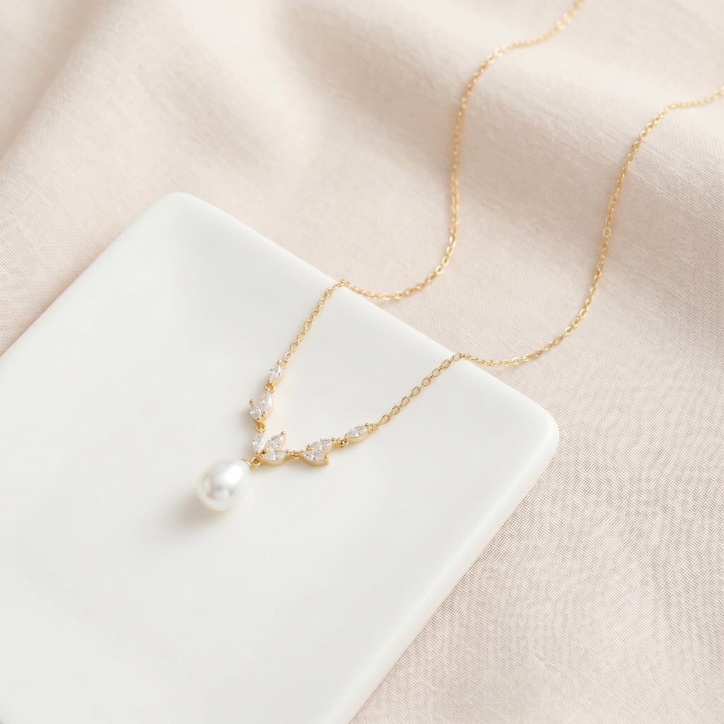 Dainty Teardrop Pearl Necklace in 18K Gold